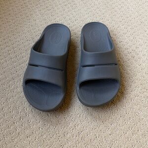 OOFOS OOahh Recovery Slide - Women’s and Men’s, M6-W8